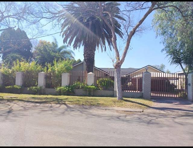 5 BEDROOM HOUSE FOR SALE IN PENINA PARK